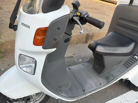 右前方からの全体像 HONDAロゴとヘッドライトまわり