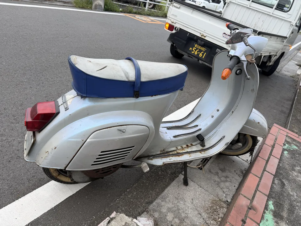 ベスパ100を横から見たところ。ステップの縁にサビがあり、ナンバーは付いていない