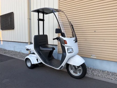 ホンダ ジャイロキャノピー 2022年式 白 右斜め前からの全体像 ルーフとフロントカウル