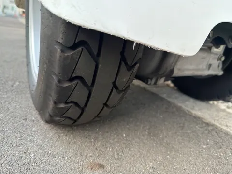 後輪タイヤのトレッド面 溝の残り具合