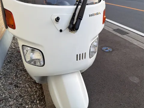 フロントカウル上部 HONDAロゴ・ワイパー レンズに黄ばみなし