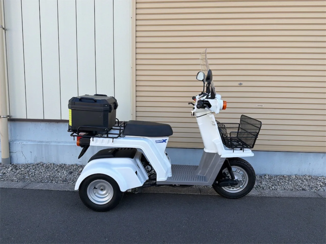 ホンダ ジャイロX スタンダード 2018年式 白 左側面からの全体像 リアボックスと前かご
